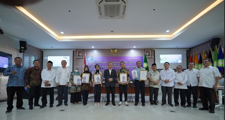 REKTOR UIN BANDUNG BERIKAN SERTIFIKAT HALAL REGULER KEPADA 5 PERUSAHAAN/LEMBAGA, PELAKU USAHA